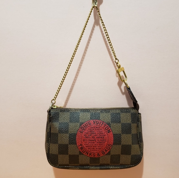 5️⃣5️⃣0️⃣Auth ltd e mini pochette Accessoires - Picture 1 of 15